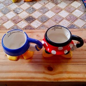 Minnie mouse and a Donald Duck official pair of mugs